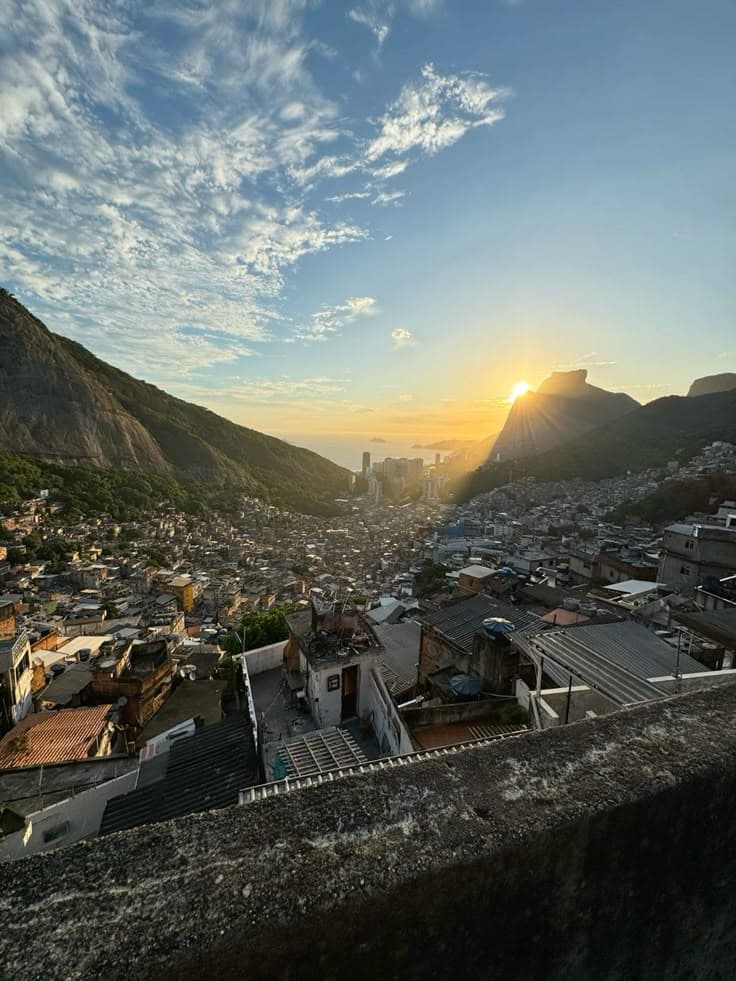 An overview of Rocinha during sunset.